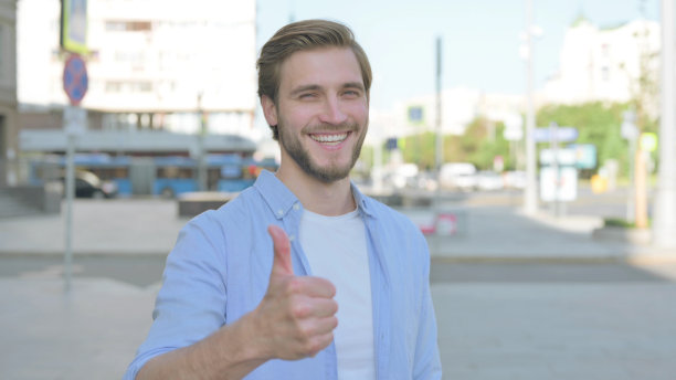 站在户外的男人竖起大拇指图片下载