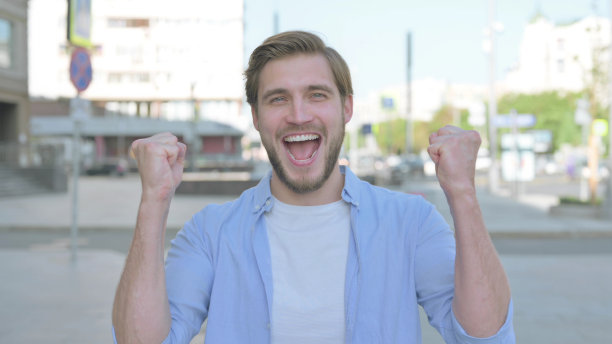 兴奋的人在户外大喊大叫的肖像图片下载