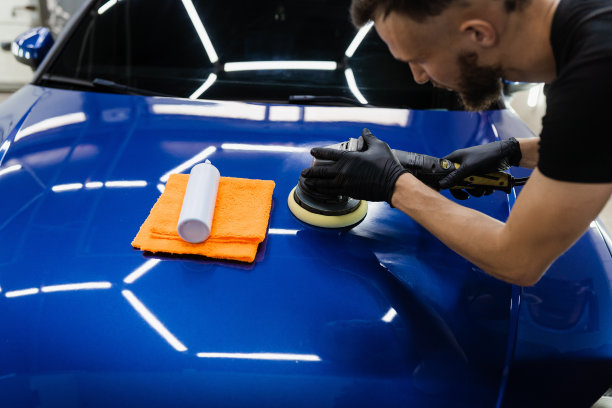 用轨道抛光机进行汽车抛光，去除划痕。汽车维修工，为汽车做最后的抛光。图片下载