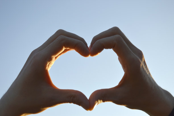 夕阳下，女性的心在天空中摇曳图片下载