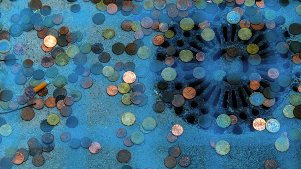 投进许愿井的硬币图片下载