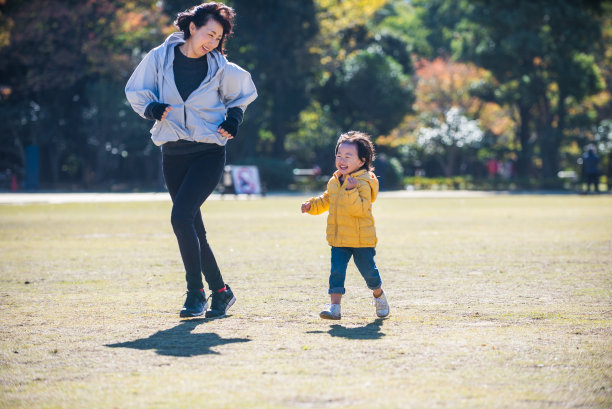 一个日本家庭在公园里图片下载