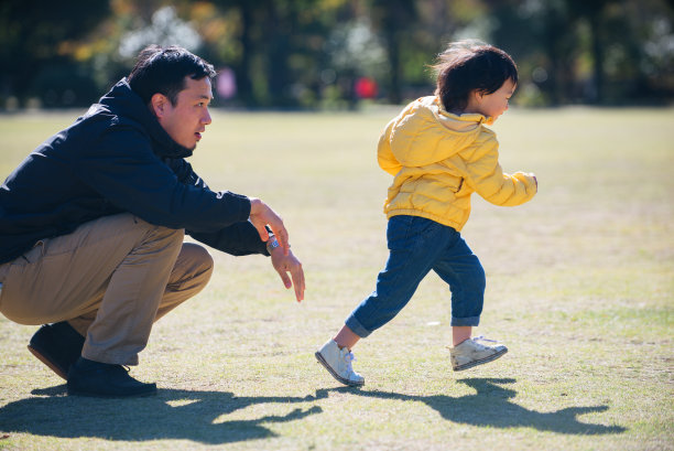 一个日本家庭在公园里图片下载