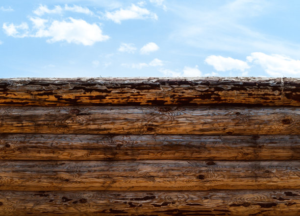 原木栅栏和蓝天图片下载