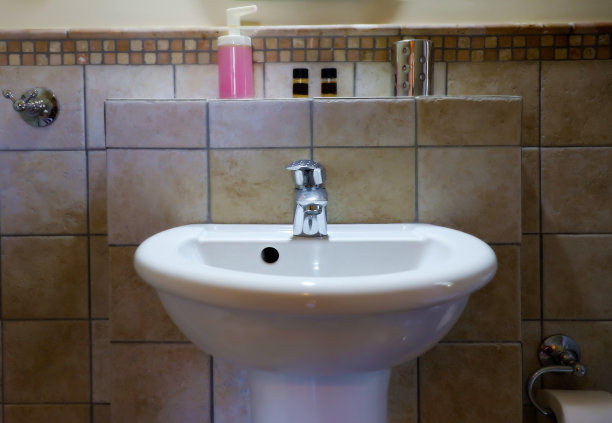 浴室里的水槽和水龙头图片下载