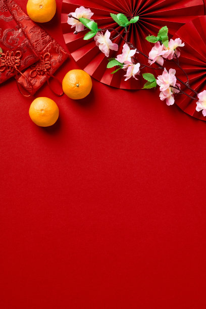 十二生肖竖旗模板新年快乐。红桌子上摆着橘子、纸扇、红包、鲜花。图片下载