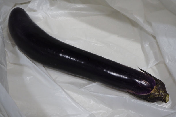 塑料托盘里的茄子图片下载