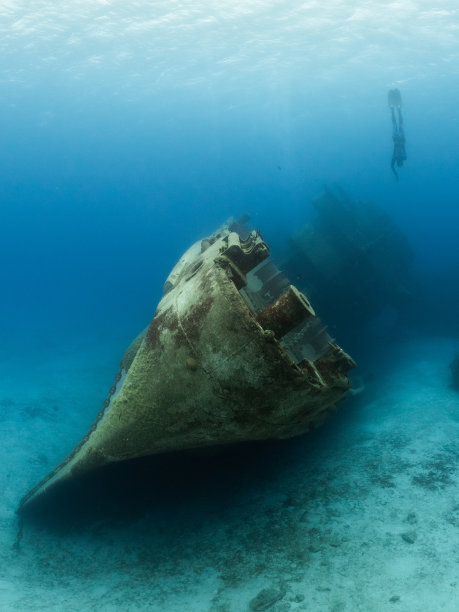基蒂威克号上的自由潜水员图片下载