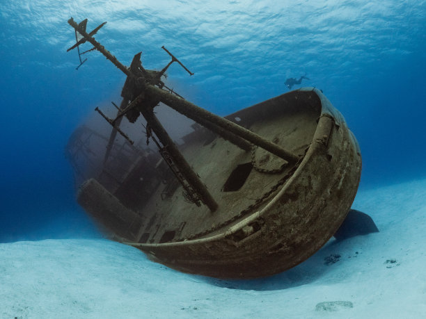 潜水员在基蒂威克探索图片下载