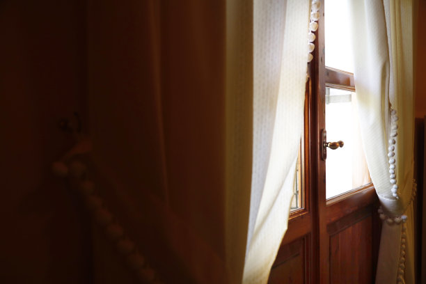 酒店房间的窗帘图片下载