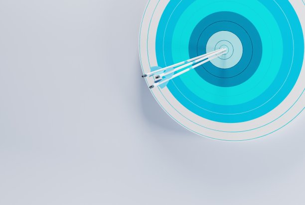 带有嵌入箭头的目标。浅背景上的射箭目标。图片下载