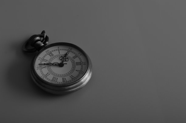 黑白图像的老式口袋时钟。为文本复制空间。图片下载