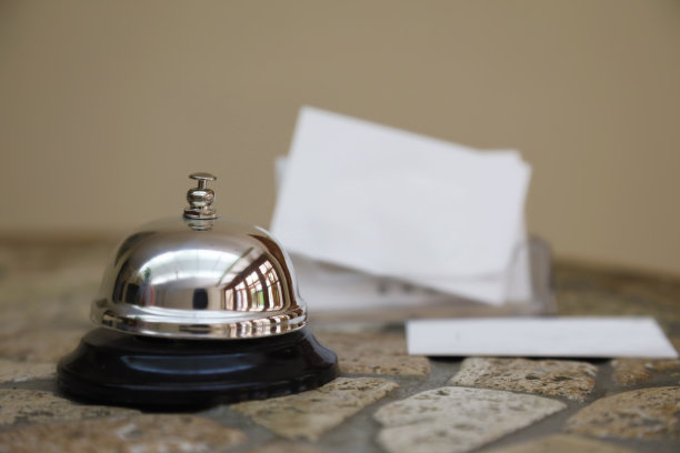 酒店前台的铃声和白色卡片图片下载