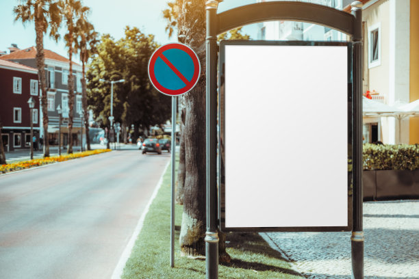 路标附近的广告模型图片下载