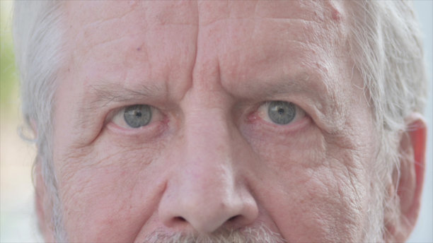 户外严肃老人的眼睛特写图片下载