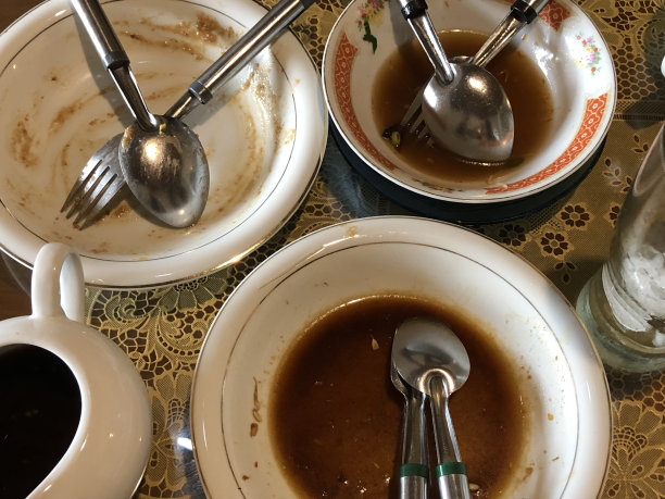 用来吃饭的盘子和玻璃杯的照片图片下载