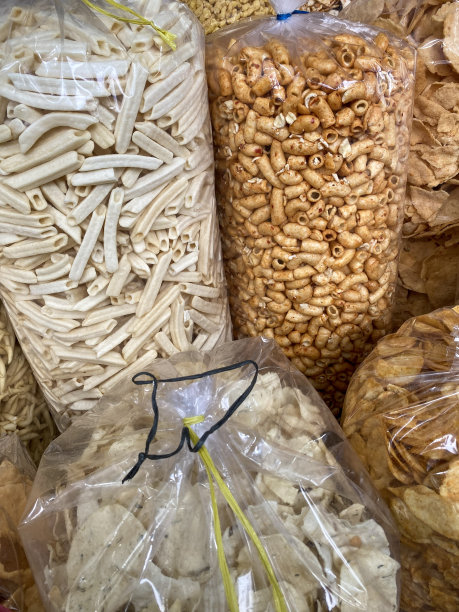 市场上的各种零食薯片图片下载