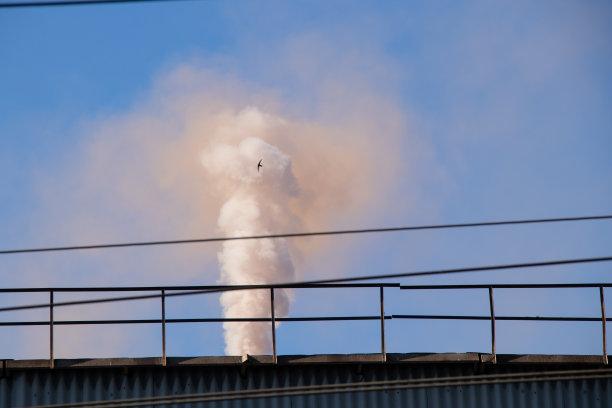 背景图是乌克兰第聂伯罗市的一家工厂向大气中排放的有害气体图片下载