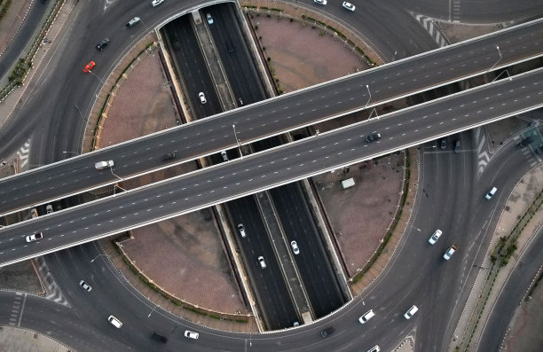 无人机鸟瞰高架道路和城市交通交叉路口，现代化的道路设计，解决和避免了城市交通拥堵。图片下载