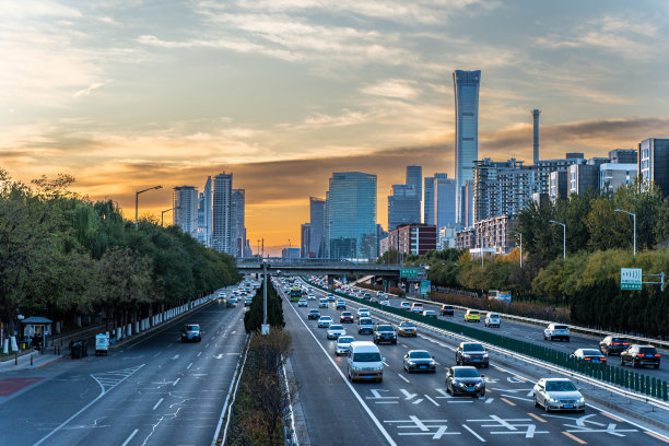 北京CBD核心区晚间交通高峰图片下载
