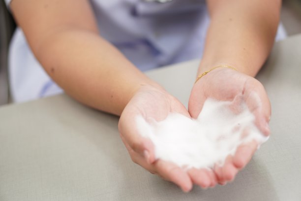 医学:显示泡沫洗手的图像，特写。图片下载