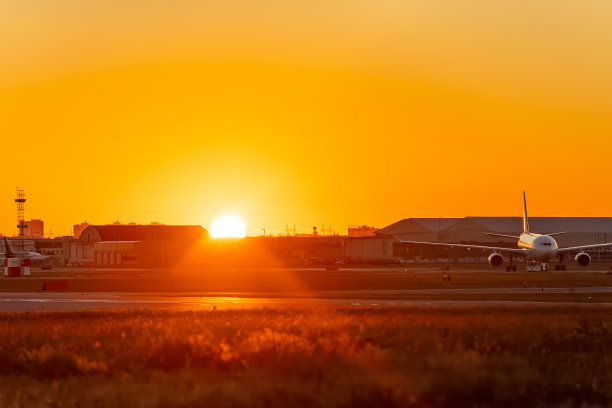 黄昏时分，加拿大多伦多皮尔森国际机场跑道上的飞机滑行图片下载