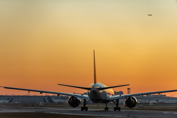 黄昏时分，加拿大多伦多皮尔森国际机场跑道上的飞机滑行图片下载