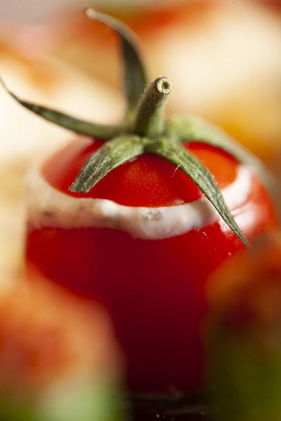 餐桌上的小盘子里塞满了西红柿图片下载