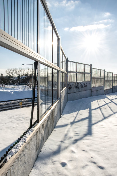 冬日蓝天下的高速公路隔音屏障图片下载