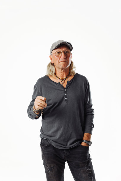 中年男子站在孤立的背景下用手指着，自信满满图片下载