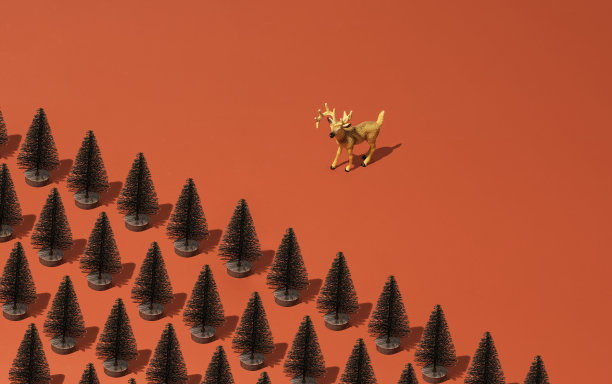 时尚的抽象圣诞图案在红色背景上，一只鹿站在森林的前面图片下载