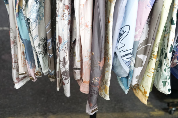 五颜六色的披肩或围巾图片下载