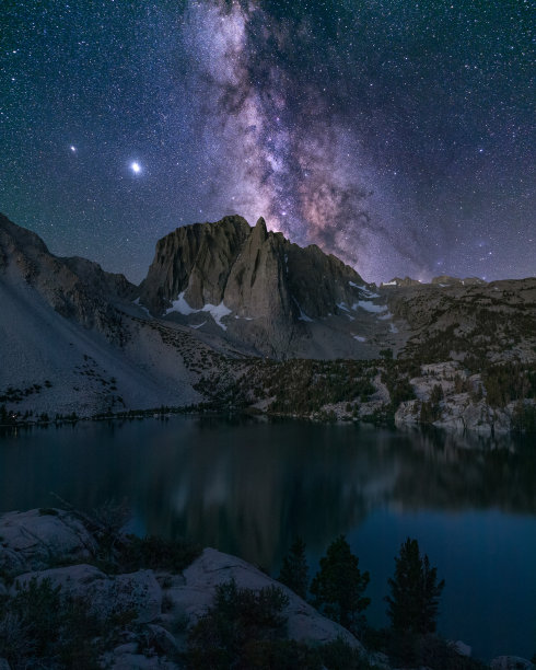 美丽的照片，白雪覆盖的山脉和丘陵与银河在星空图片下载