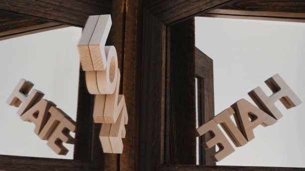 镜子里“爱”和“恨”的特写图片下载