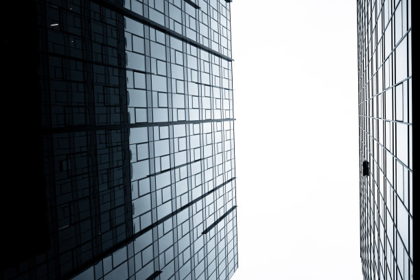现代的写字楼，抽象的建筑，白色的天空图片下载