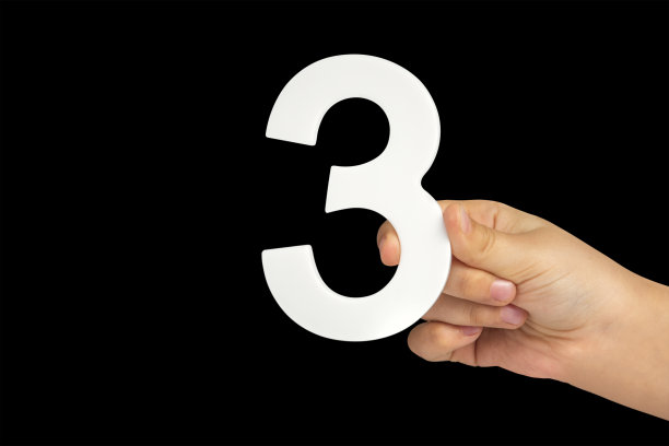 3号手拿黑色背景。3号在一个孩子手里，背景是黑色的。插入:插入到一个项目或设计中图片下载