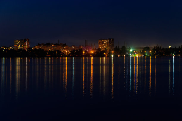 第聂伯河和乌克兰第聂伯罗市的夜景图片下载