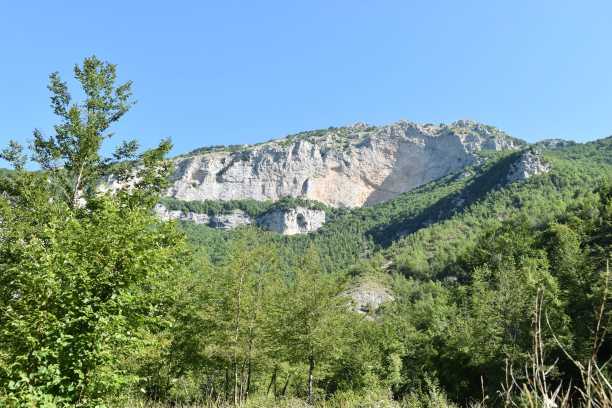 意大利瓦列皮埃特拉市的自然、山区环境图片，蒙蒂辛布鲁尼区域自然公园图片下载