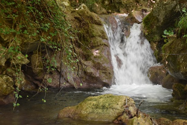 意大利瓦列皮埃特拉市的自然、山区环境图片，蒙蒂辛布鲁尼区域自然公园图片下载