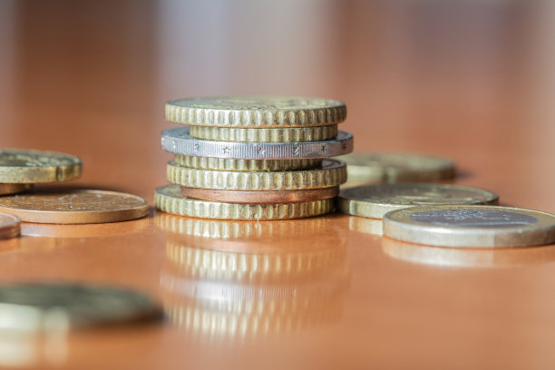 特写镜头一堆黄金和铜币在木质表面图片下载