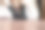 女孩穿着黑色高筒靴在家里又旧又脏的地板上，女人的鞋子，脚穿着鞋子在地板上，鞋子图片下载