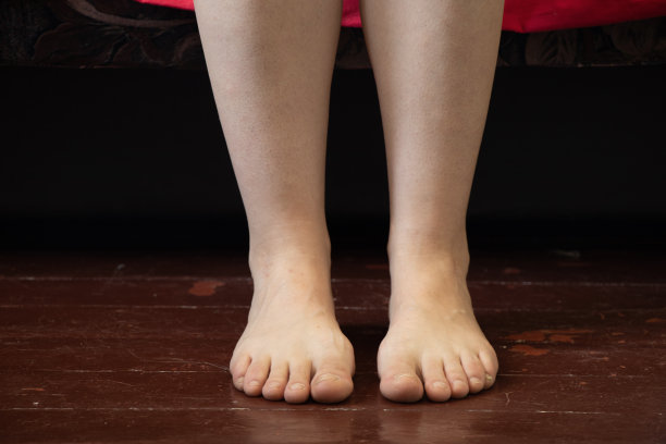 光着脚的女孩站在房子的旧木地板上图片下载