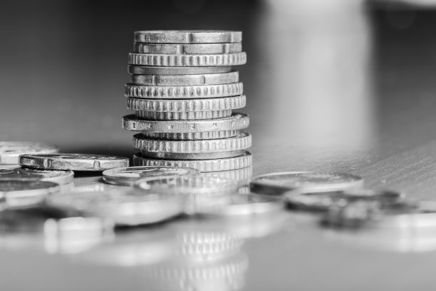 木面上一堆硬币的灰度图图片下载