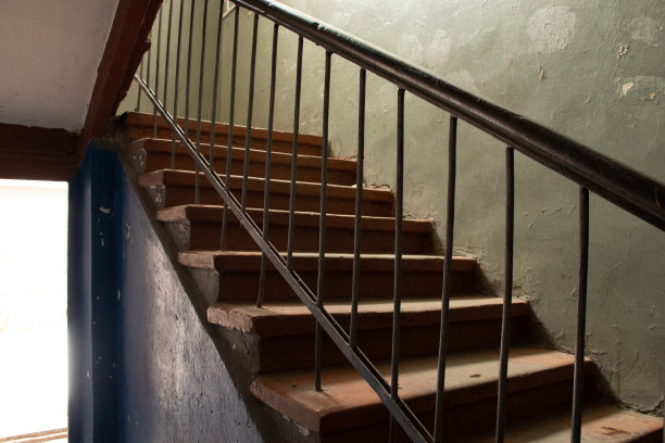 乌克兰第聂伯罗市一栋公寓楼入口处的苏联式肮脏黑暗的楼梯图片下载