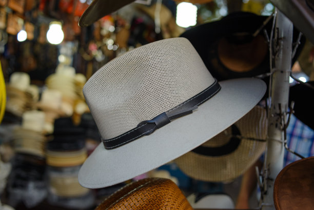 墨西哥街头市场出售的帽子。图片下载