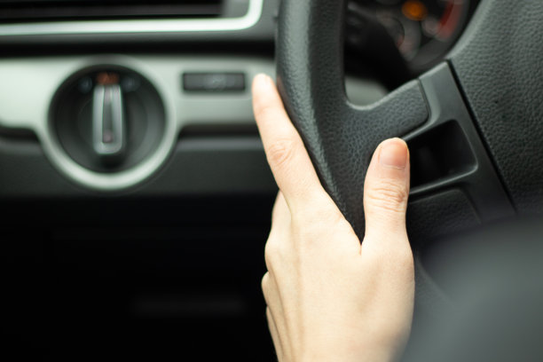 有个女孩开着自己的车近距离看，手放在方向盘上图片下载