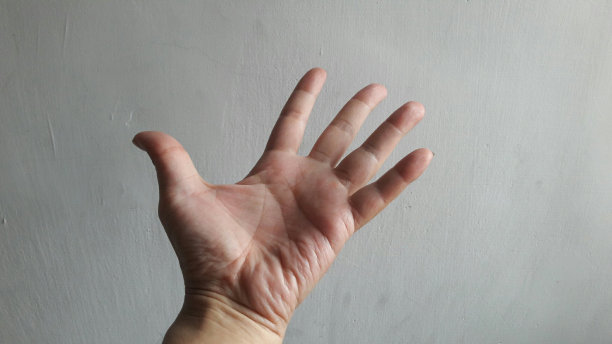 男人手掌孤立的姿势。手姿势特写。在自然日光下各种奇怪的手部部位的各种姿势的照片。图片下载