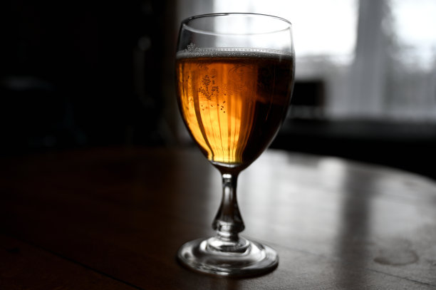 木桌上放着一杯啤酒图片下载