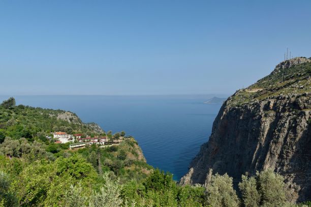 土耳其法拉利亚乔治宫的纯净水和绿色小山的航拍照片图片下载