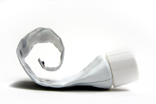 白色背景上的空牙膏管图片下载